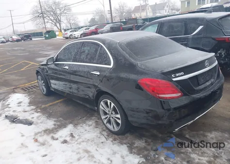 2018 Mercedes-Benz C 300 4Matic z USA, uszkodzony, nr VIN 55SWF4KB6JU260080